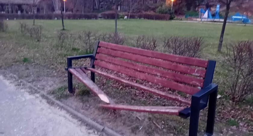 Ławka została zniszczona przy Al. Armii Krajowej w Starachowicach