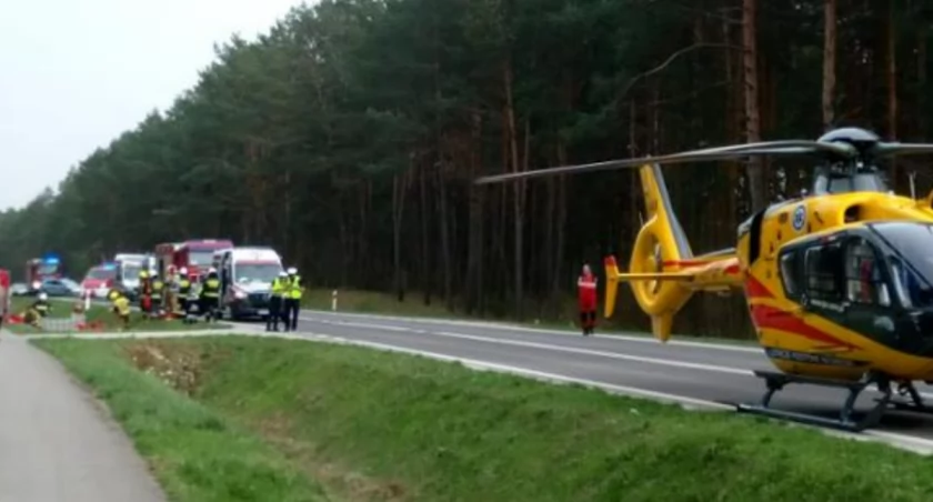  Motocyklem podróżowały dwie osoby, u jednej z nich jest prowadzona akcja reanimacyjna