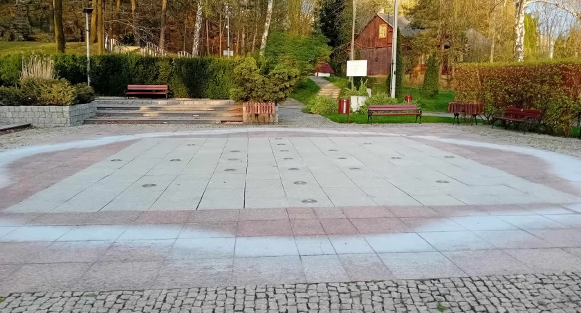 Fontanna na placu przy Al. Armii Krajowej 