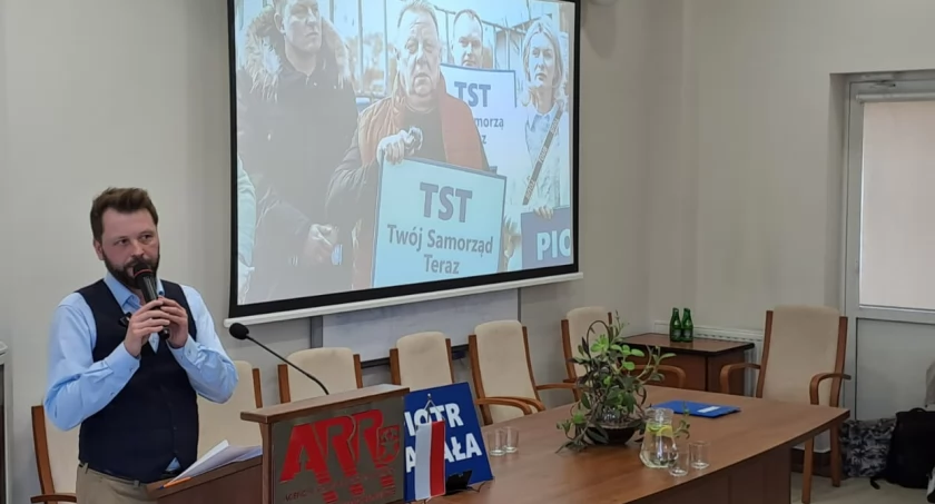 Lider komitetu TST Twój Samorząd Teraz Piotr Capała przywitał zaproszonych gości 