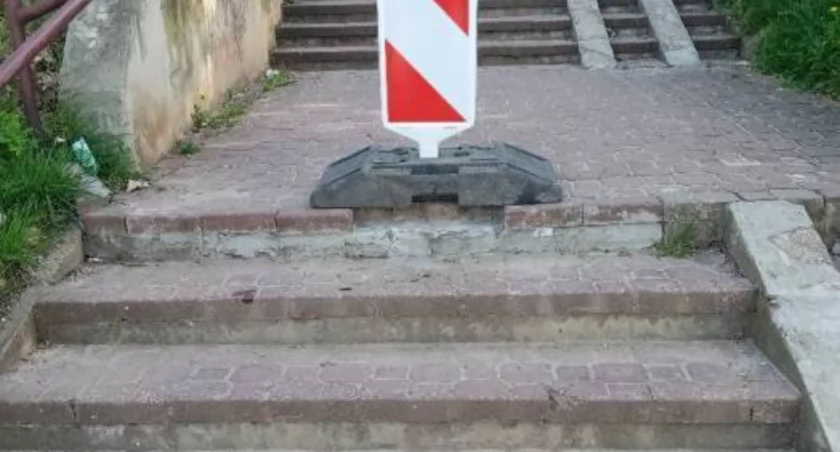 Pachołek ostrzegający przed zagrożeniem ma być rozwiązaniem problem? 