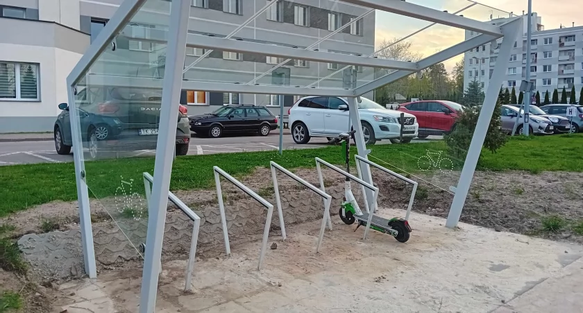 Koło starachowickiego szpitala pod wiatą zaparkowała hulajnoga elektryczna, choć to miejsce dla rowerów... 