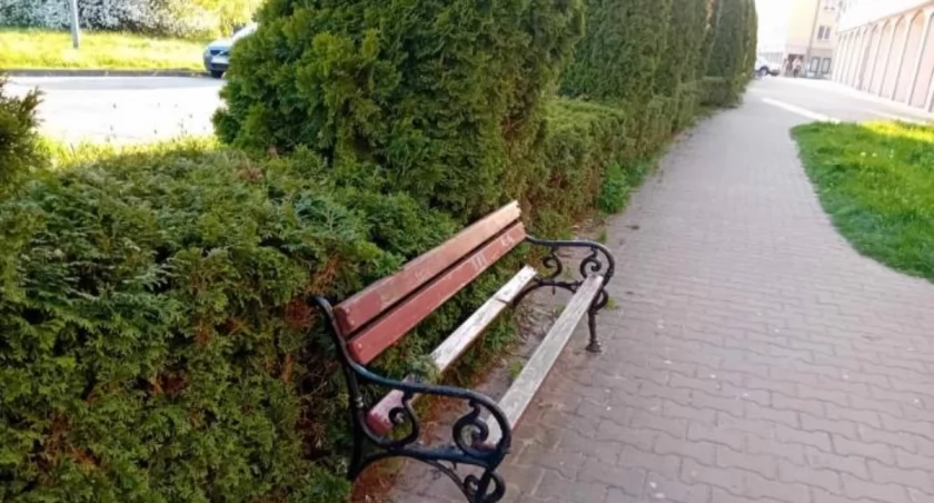 Zdewastowana ławka na pasażu Staszica nieopodal siedziby starachowickiego sądu