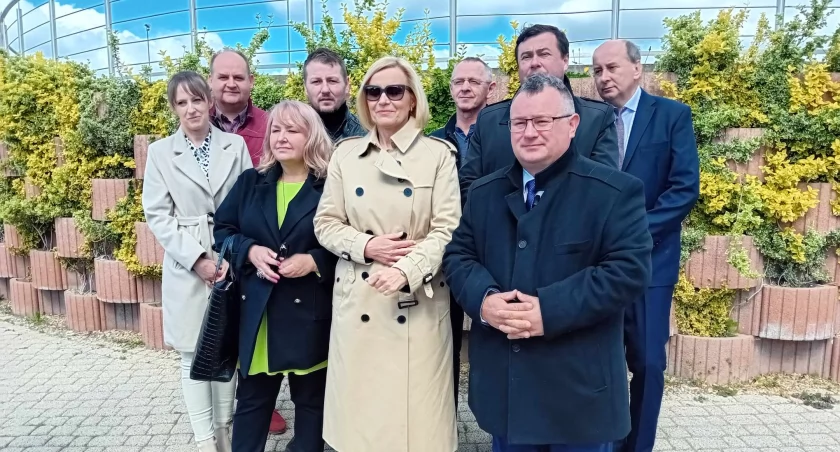W konferencji brali udział nowo wybrani radni z KWW Nasza Gmina Wąchock: Andrzej Cioroch, Edward Lipiec, Norbert Dudek, Edyta Traczyńska, Piotr Dudek, Ewa Maciąg, Przemysław Czaja, radny powiatowy oraz Renata Janik i Robert Janus, kandydat na burmistrza Wąchocka 