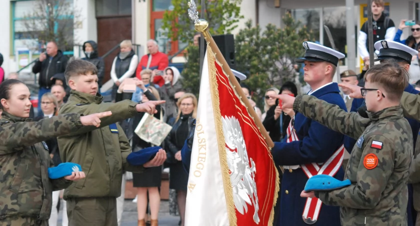 Oprócz samego ślubowania, kluczowym elementem uroczystości było nadanie sztandaru Niepublicznemu Technikum im. Wojska Polskiego