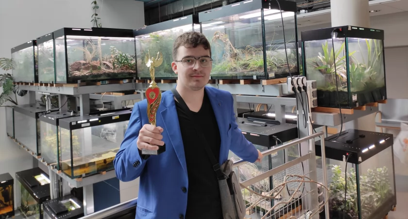 W oczekiwaniu na wyniki Igor wraz z opiekunem zwiedzali też poszczególne wydziały kampusu uniwersyteckiego, między innymi biologiczny.