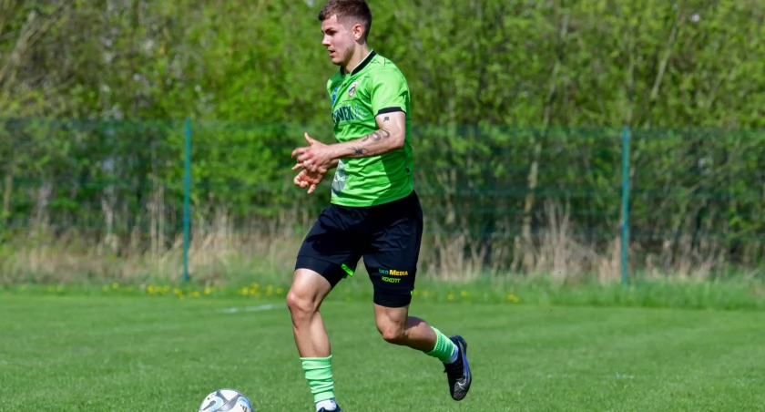 Maciej Styczyński był jednym z tych graczy Staru II Starachowice, którzy próbowali zaskoczyć defensywę rywala