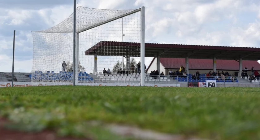 Ze stadionu w Ożarowie piłkarze beniaminka III ligi korzystają od jesieni 2023 r.