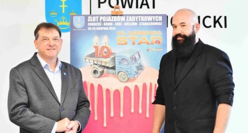 Wicestarosta Dariusz Dąbrowski wspólnie z Marcinem Bondarowiczem prezentuje grafikę na 10. Legendę STARa (fot. powiat starachowicki)