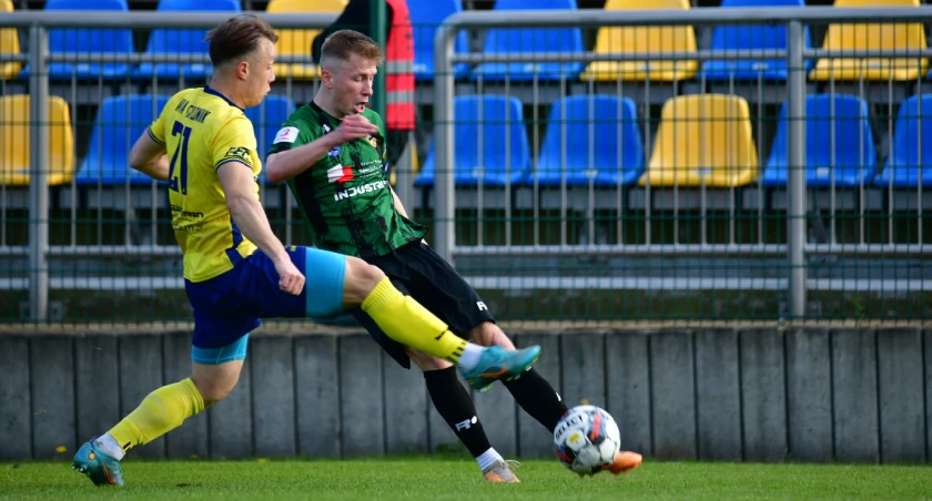 Piotr Stefański (w zielono-czarnym stroju) i jego koledzy z drużyny Staru czekają na ostateczną decyzję komisji ds. licencji klubowych 