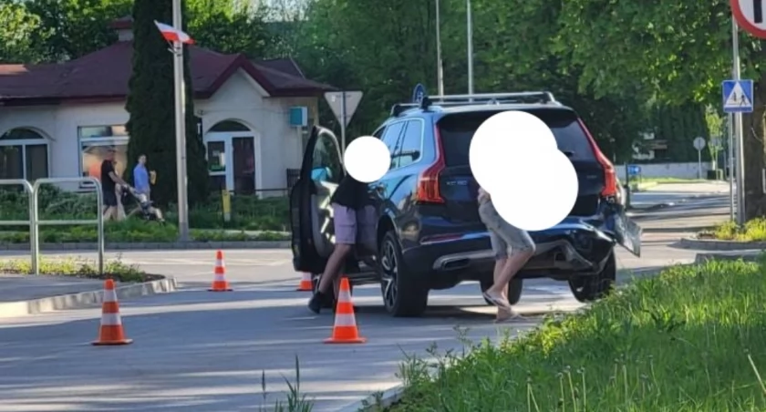 W wyniku zdarzenia uszkodzeniu uległa tyla część pojazdu marki Volvo 