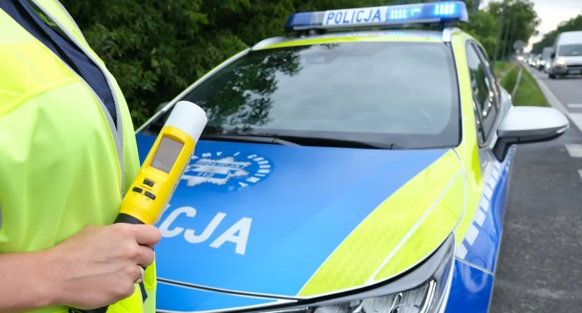 Kobieta, która siedziała za kierownicą volkswagena była badana na obecność alkoholu w organizmie