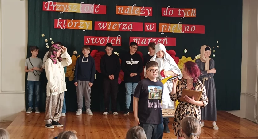 Zdjęcie: Anna Szumilewicz, nauczycielka języka angielskiego, prowadziła uczniowskie prezentacje podczas Dnia Języków Obcych