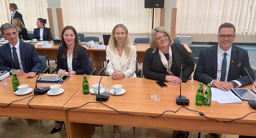 Zdjęcie: Nowy Zarząd Powiatu Starachowickiego. Od lewej: Jarosław Samela, Joanna Żyśko, Aleksandra Piechota, Małgorzata Galas-Bąba, Piotr Babicki