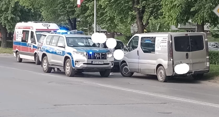 W wyniku zdarzenia do szpitala przetransportowany został 45-latek z forda 