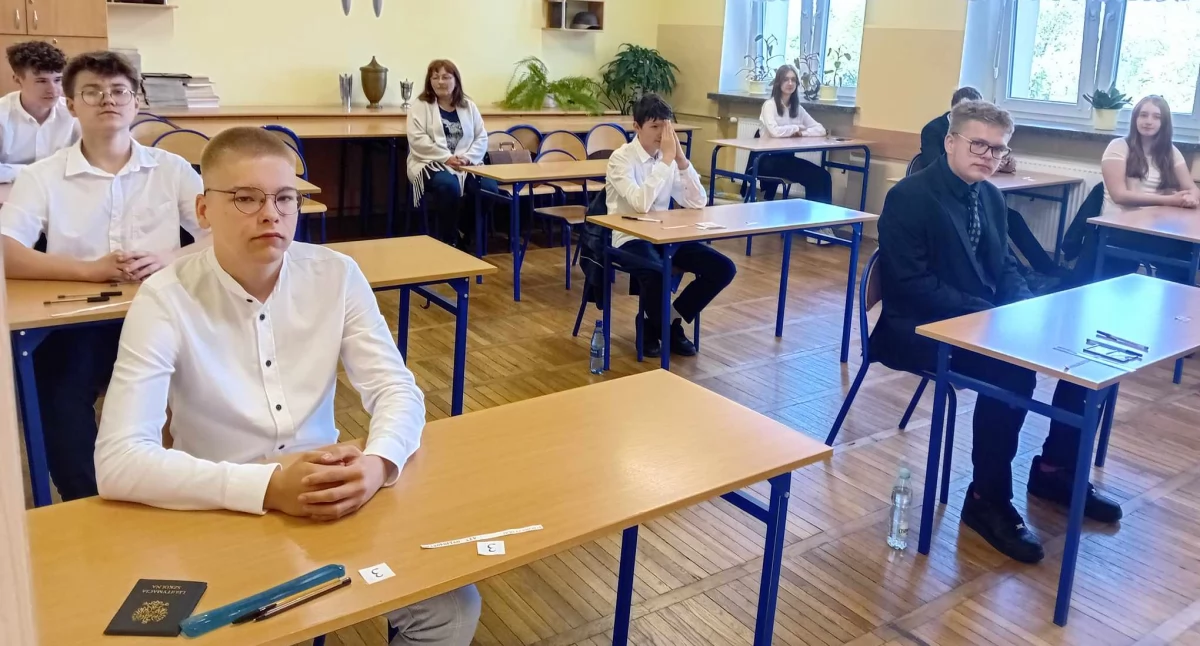 Uczniowie Szkoły Podstawowej nr 9 na chwilę przed egzaminem z matematyki 