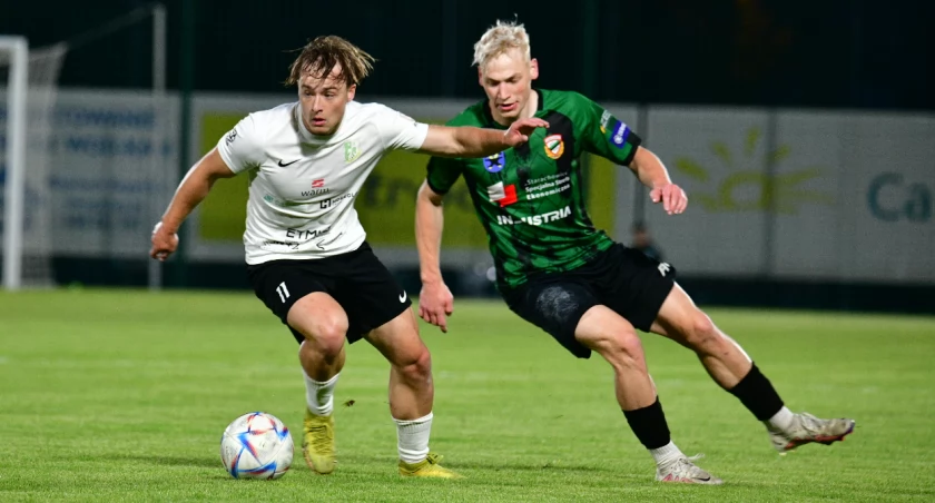 Mateusz Kawecki (z prawej) był jednym z kluczowych graczy w wygranym 3:0 spotkaniu z Podlasiem Biała Podlaska
