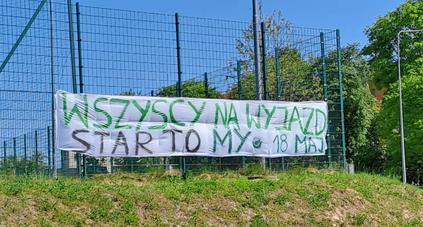 W Starachowicach zawisły takie oto banery zapraszające do udziału w wyjeździe na ligowe spotkanie