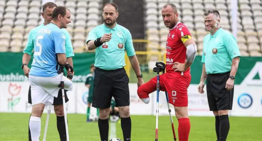 Artur Stachura (w środku) to były zawodnik Staru, który w zespole z miasta nad Kamienną wcielał się w rolę bramkarza