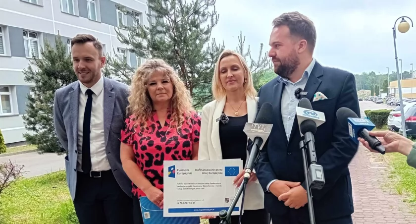 O szerokim wachlarzu usług społecznych, jak będą realizowane w Starachowicach przez najbliższe 30 miesięcy mówili podczas konferencji prasowej przy starachowickim szpitalu prezydent Marek Materek, Marcin Gołębiowski, zastępca prezydenta oraz Wioletta Grosicka, dyrektor Centrum Usług Społecznych i jej zastępca Aneta Gołębska. 