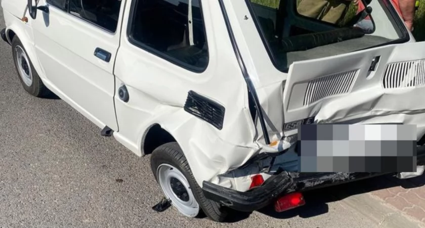 W trakcie niedzielnego zdarzenia, uszkodzeniu uelgła tylna część malucha