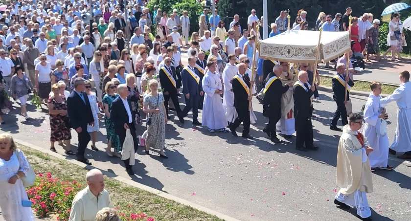 Zdjęcie: Peocesja z Najświętszym Sakramentem na ul. Św. Jana Pawła II
