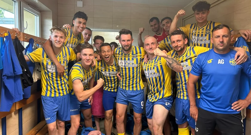 W taki sposób okazali radość futboliści Arki Pawłów po zwycięskim meczu ze staszowską Pogonią