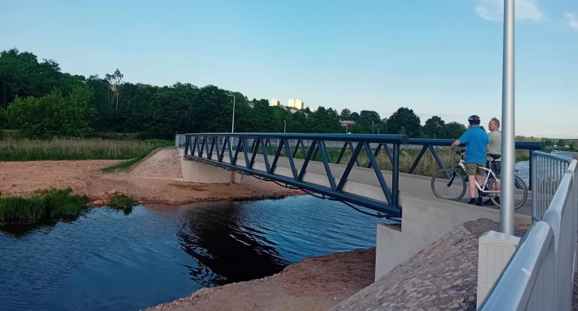 Solidny mostek można przejść i przejechać np. rowerem...