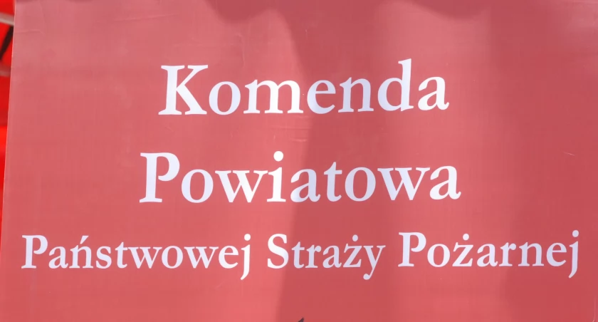 W środku budynku były m.in. sprężarka, a także ciągnik rolniczy