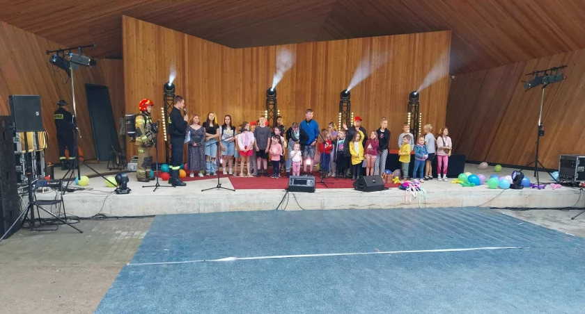 Zdjęcie: uczestnicy zabawy 