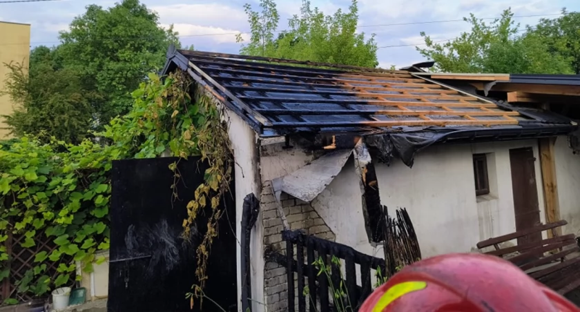 Po ugaszeniu pożaru strażacy przystąpili do rozbiórki nadpalonych konstrukcji