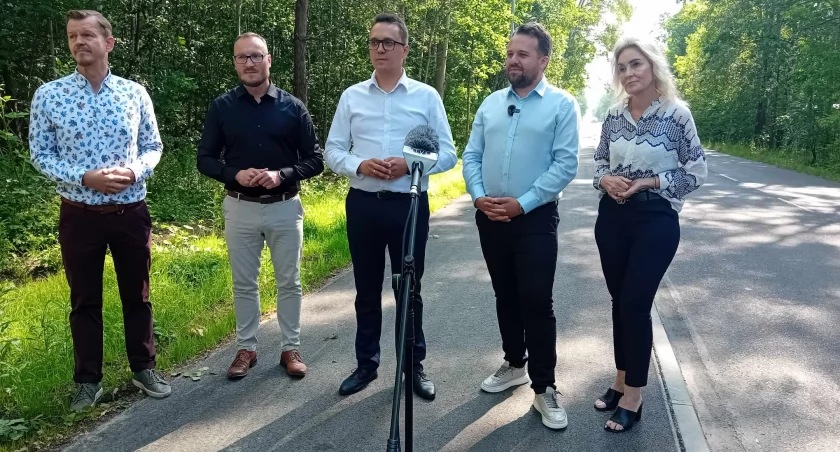 Adrian Cieśla, wykonawca, Ernest Kumek, wójt gminy Brody, starosta Piotr Babicki, prezydent Marek Materek i Beata Stąpor, dyrektor Zarządu Dróg Powiatowych 