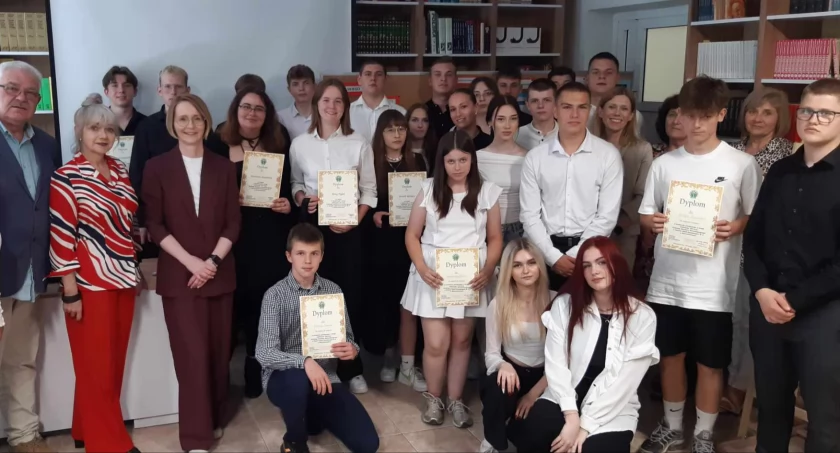 Konferencja odbyła się w NOWEJ bibliotece szkolnej, która zyskała zupełnie wyjątkowy wygląd i wyposażenie. 100-lecia PKN było okazją do jej otwarcia. 