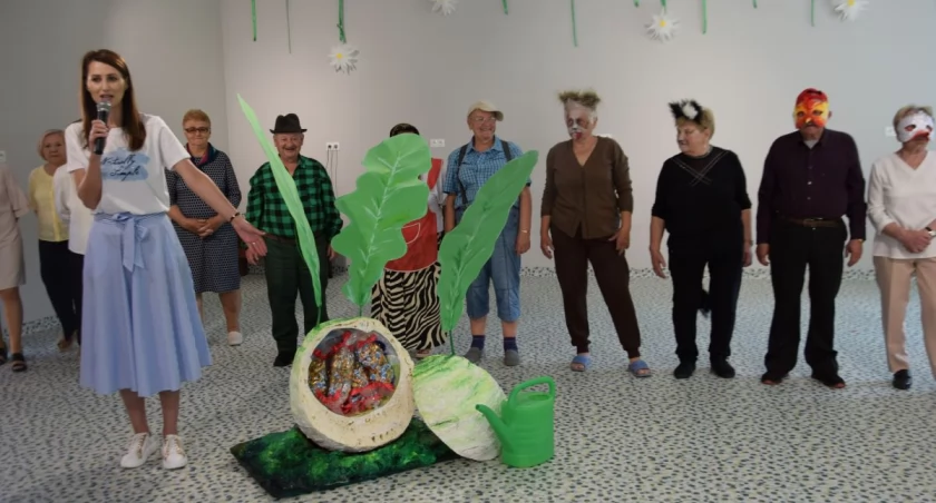 Seniorzy-aktorzy z tytułową rzepką 