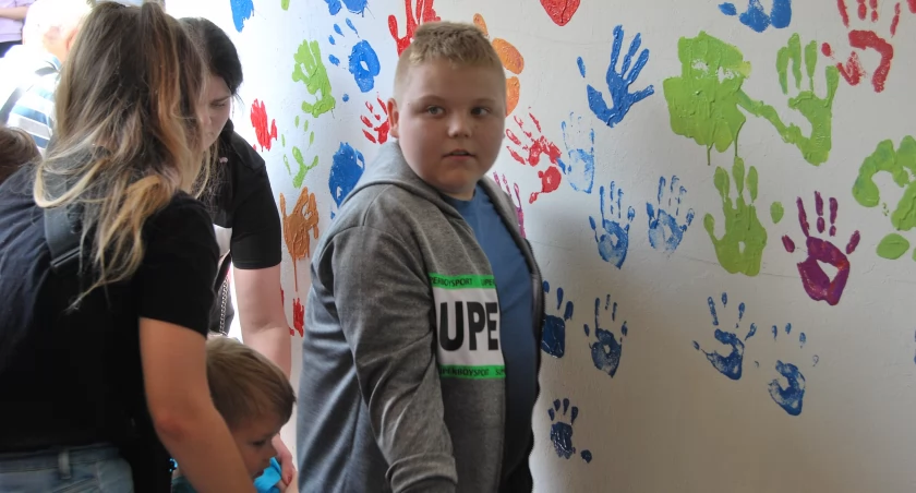 Dłonie można było odbić w tunelu przy Szkole Podstawowej nr 10 