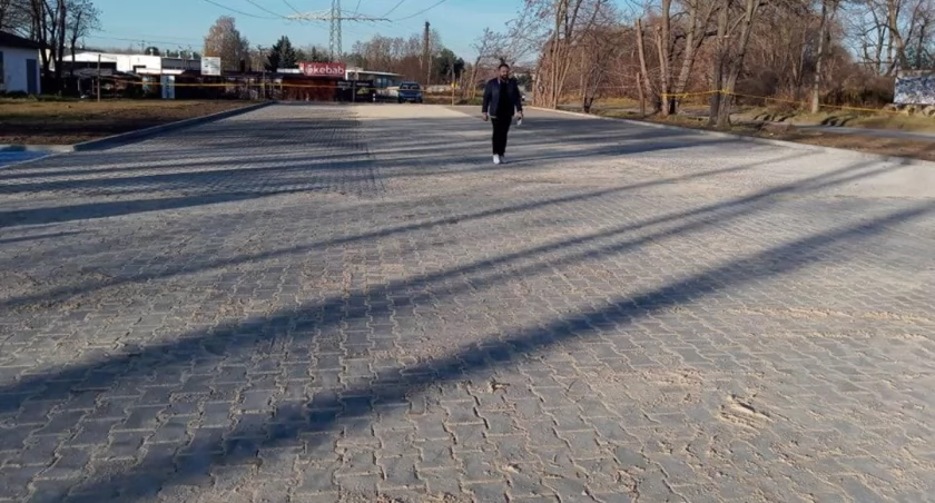 Prezydent Marek Materek na parkingu przy kąpielisku Piachy