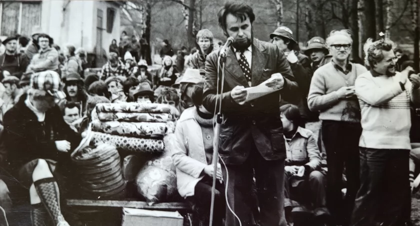 Zdjecie z PTTK-owskiego rajdu z lat 70-tych. Przy mikrofonie Jerzy Głowacki