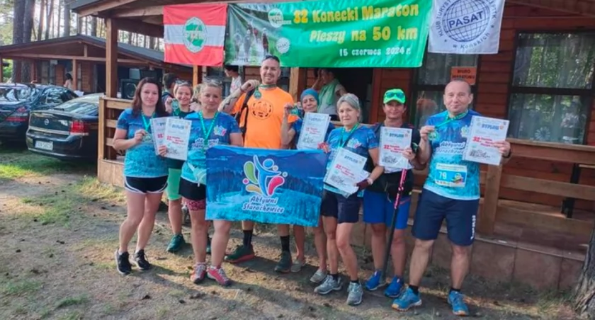 Starachowicki team z pełną satysfakcją prezentuje dyplomy i medale 