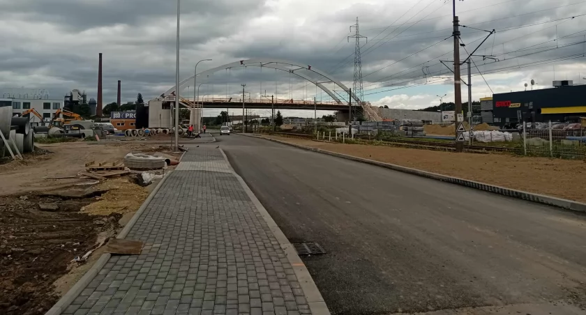 Ul. Wielkopiecowa z widokiem na nowo budowany wiadukt 