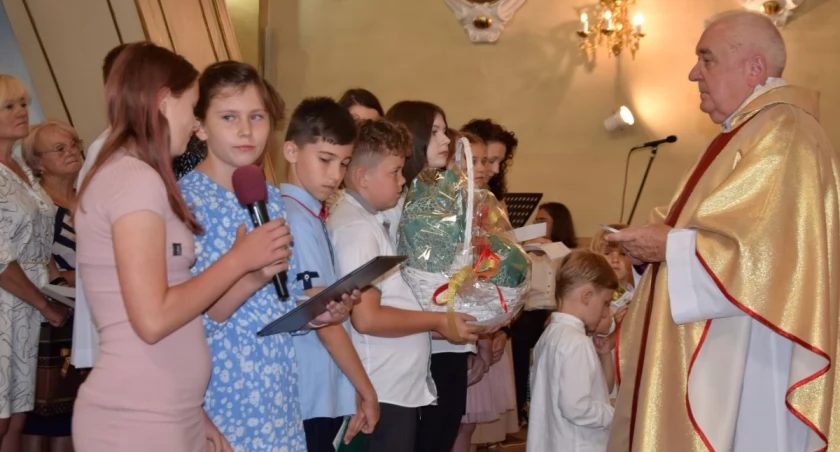 Bardzo wiele ciepłych słów podziękowań, gratulacji oraz życzeń ksiądz Daniel Kobierski usłyszał na koniec uroczystości 