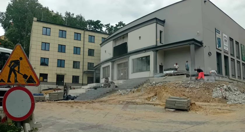 Przed budynkiem Parku Kultury wielki plac budowy...