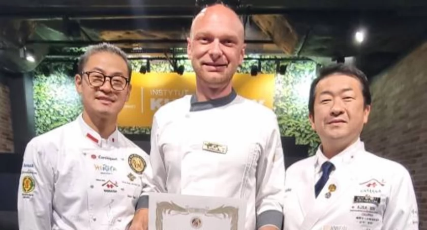 Tomasz Rogoziński (w środku), po lewej Alon Than i Hirotishi Ogawa (z prawej) 