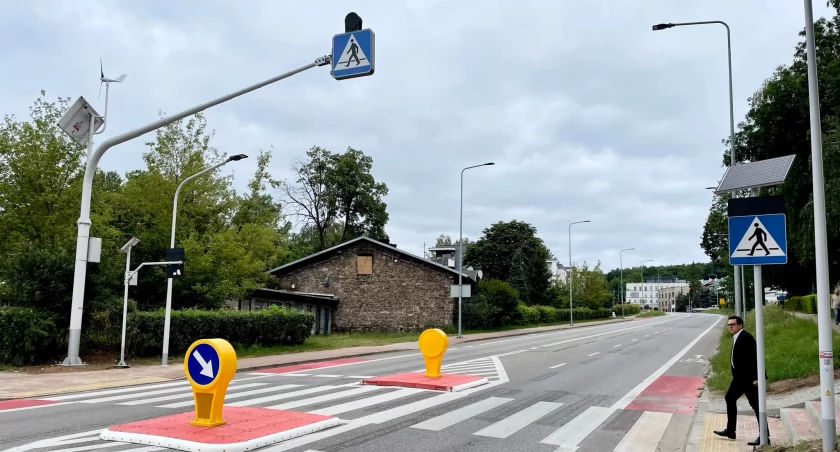 Azyl dla pieszych i znaki aktywne, w tym również nad jezdnią pojawiły się na przebudowanym przejściu dla pieszych przy ulicy Piłsudskiego w Starachowicach 