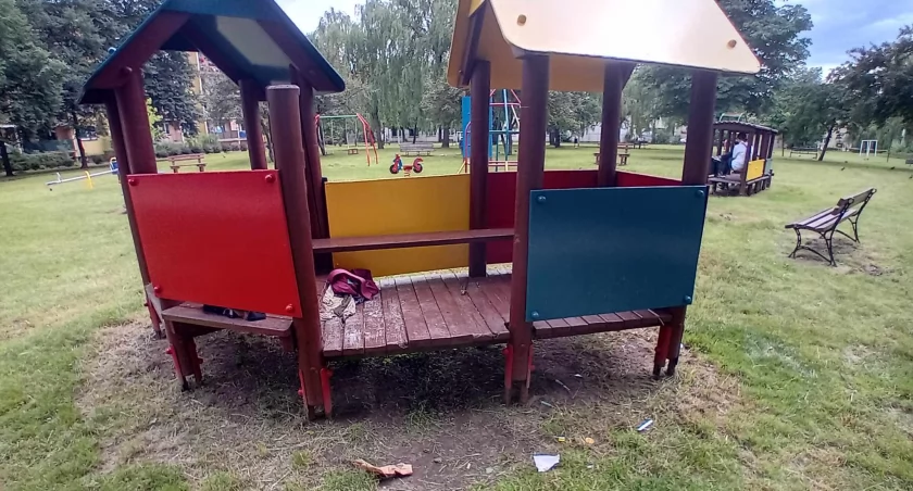 Interwencje, Ćpają piją placu zabaw Majówka - zdjęcie, fotografia
