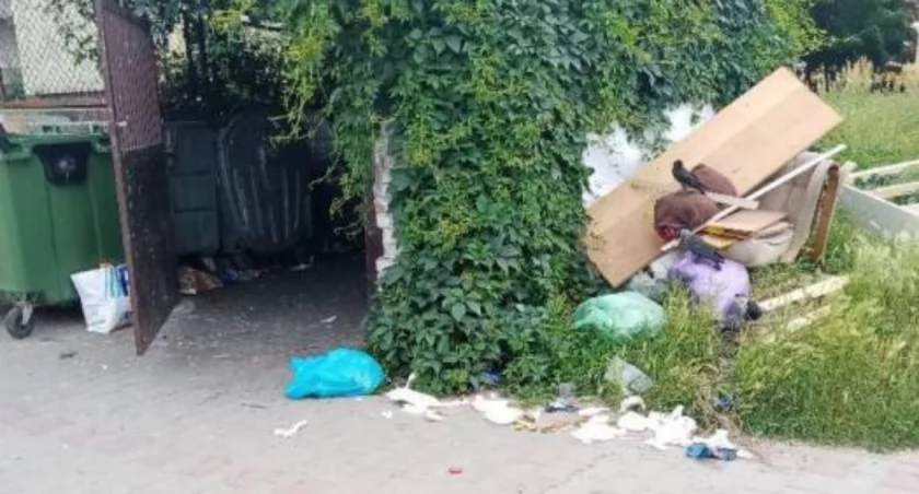 Altana śmietnikowa przy pawilonie na ul. Murarskiej w Starachowicach