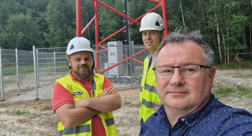 Robert Janus, burmistrz Wąchocka był na miejscu w Ratajach razem z przedstawicielami firmy telekomunikacyjnej (fot. Robert Janus)