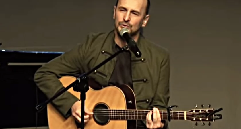 Piotr Kędziora ze Starachowic, głęboko rozumiejący mistrza Gintrowskiego, artysta niezwykle dojrzały, świetny gitarzysta, który swym niepokojącym szeptem, ale też całą mocą głosu, wyśpiewał 