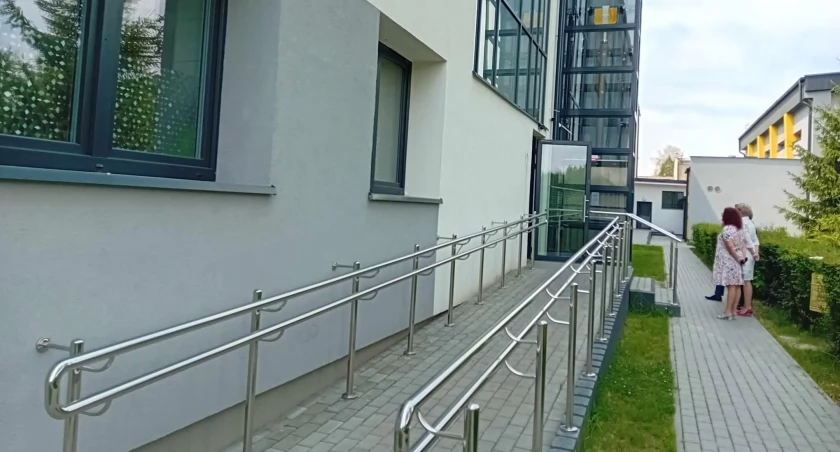 Podjazdy i winda dla osób niepełnosprawnych likwidują bariery architektoniczne... 