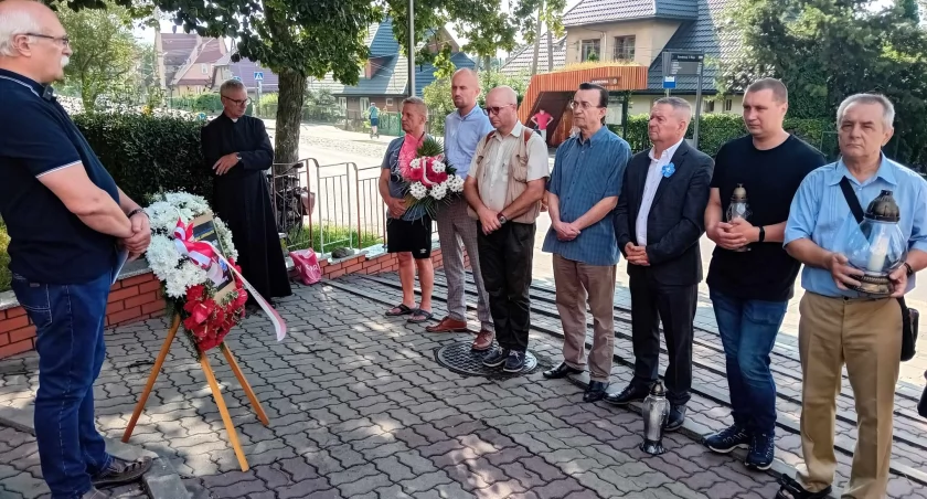 Grupa mieszkańców oddała należną pamięć pomordowanym na Wołyniu Polakom 