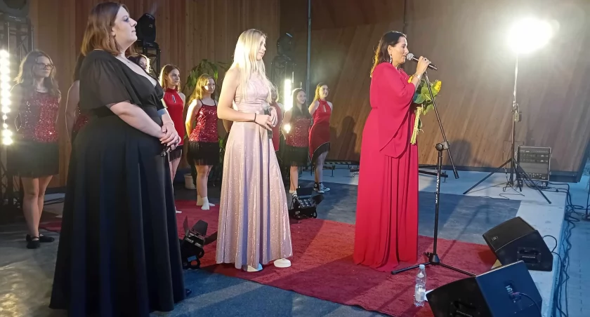 Na scenie pojawiła się wyjątkowa artystka, śpiewaczka operowa i musicalowa rodem ze Starachowic Anna Maria Adamiak, której towarzyszyły Karolina Jasińska i Maja Adamiak
